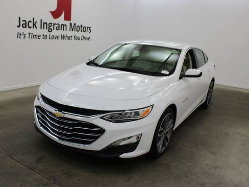 Used 2024 Chevrolet Malibu LT FWD image 2