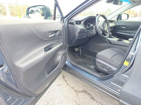 Certified 2022 Toyota Venza LE image 10