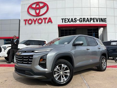 Used 2025 Chevrolet Equinox LT image 2