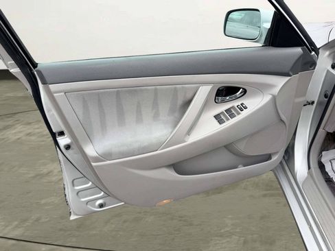 Used 2010 Toyota Camry LE FWD image 14