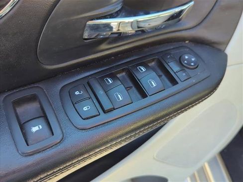 Used 2013 Chrysler Town & Country Touring image 8