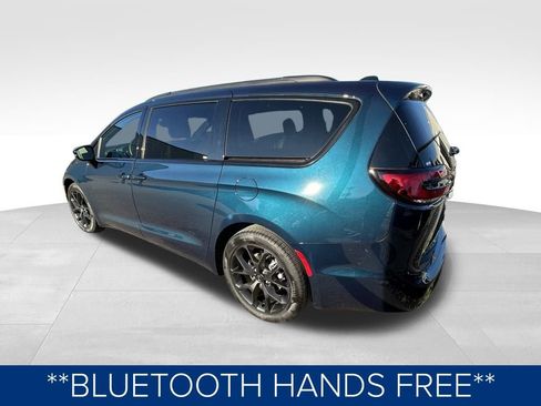 Used 2025 Chrysler Pacifica Limited image 5