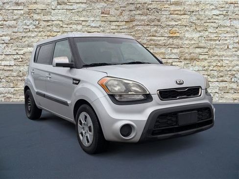 Used 2013 Kia Soul FWD image 2