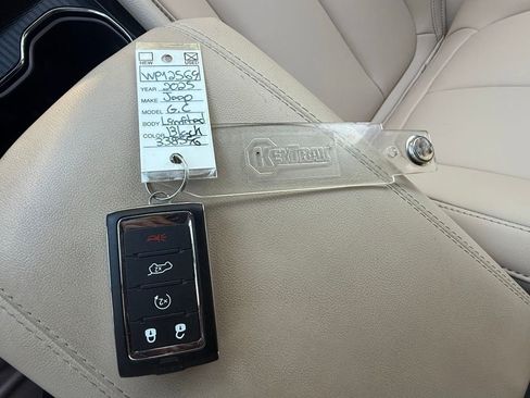 Certified 2025 Jeep Grand Cherokee Limited image 40