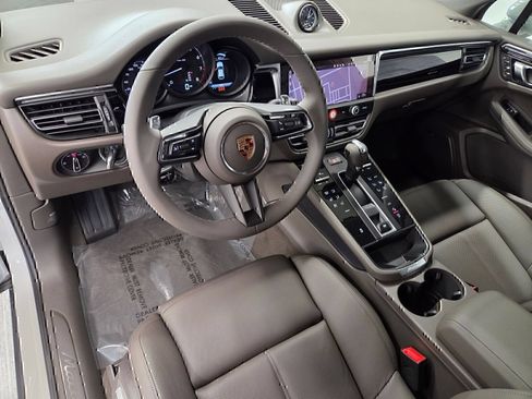 Certified 2026 Porsche Macan AWD/4WD image 4