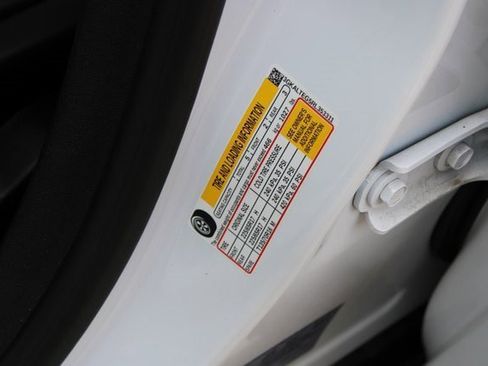 Used 2024 GMC Terrain SLE image 28