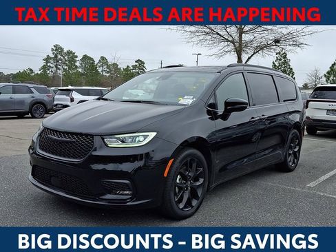 Used 2025 Chrysler Pacifica Limited image 4