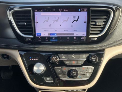 Used 2024 Chrysler Pacifica Select image 35