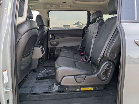 Used 2025 Kia Carnival SX image 24