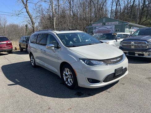 Used 2020 Chrysler Pacifica Limited image 1
