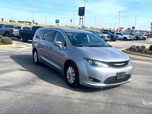 Used 2018 Chrysler Pacifica Touring Plus image 4