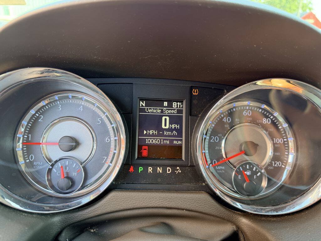 Used 2013 Chrysler Town & Country Touring-L w/ Driver Convenience Group FWD image 19