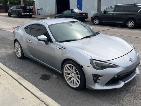 Used 2020 Toyota 86 RWD image 5