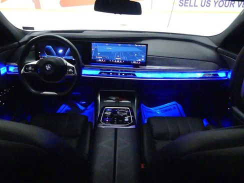 Used 2024 BMW i7 xDrive60 w/ Premium Package image 9