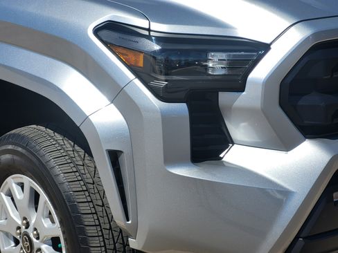 Certified 2025 Toyota Tacoma SR5 AWD/4WD image 5
