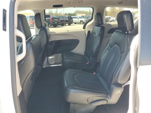 Used 2023 Chrysler Pacifica Touring-L FWD image 28