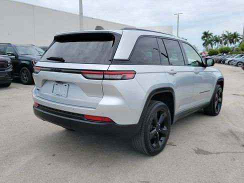 Used 2023 Jeep Grand Cherokee Altitude AWD/4WD image 5