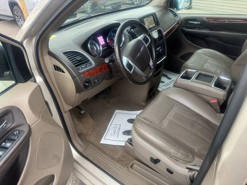 Used 2014 Chrysler Town & Country Touring image 11
