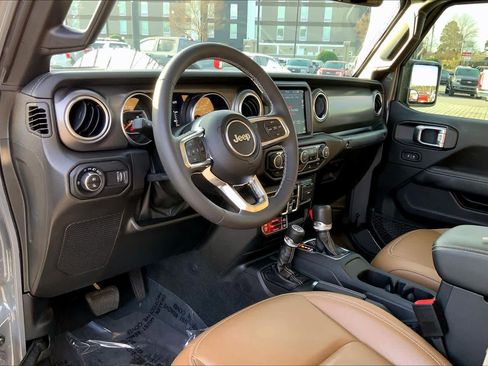 Used 2023 Jeep Gladiator Rubicon w/ LED Lighting Group image 17