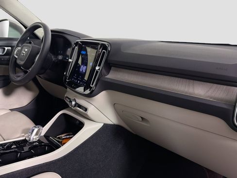Certified 2023 Volvo XC40 B5 Plus AWD/4WD image 27