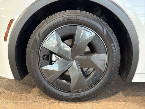 Certified 2024 Toyota Prius LE FWD image 10