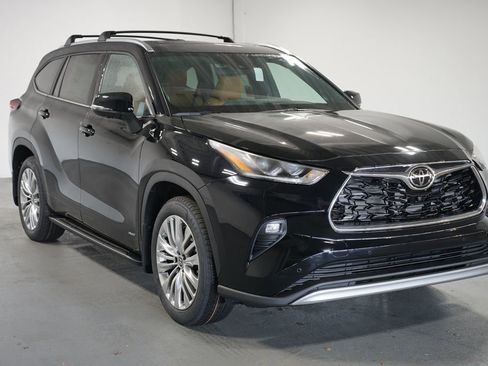 New 2026 Toyota Highlander Platinum image 3