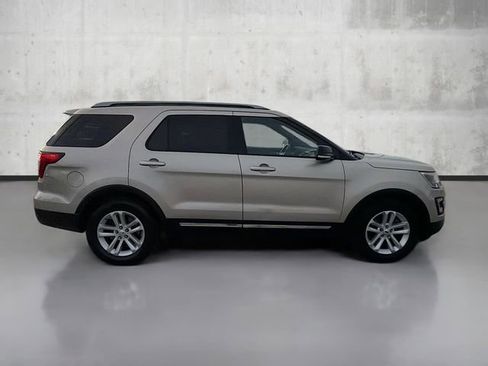 Used 2017 Ford Explorer XLT w/ Equipment Group 201A image 4