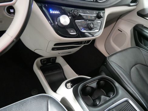 Used 2018 Chrysler Pacifica Limited FWD image 24