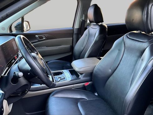 Used 2025 Kia Carnival FWD image 8