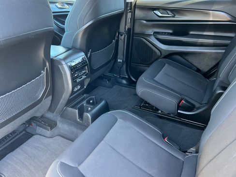 Used 2023 Jeep Grand Cherokee L Laredo image 13