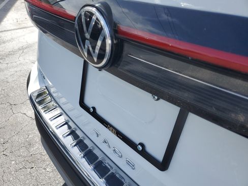 Used 2025 Volkswagen Taos SE image 10