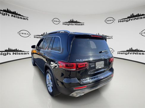 Used 2023 Mercedes-Benz GLB 250 4MATIC w/ Premium Package image 8
