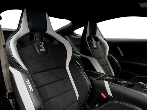 Used 2021 Ford Mustang Shelby GT500 w/ Carbon Fiber Track Pack image 38