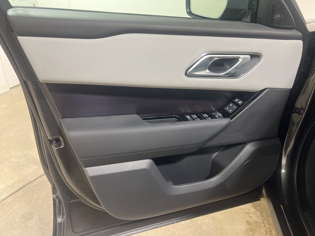 Certified 2026 Land Rover Range Rover Velar Dynamic SE AWD/4WD image 9