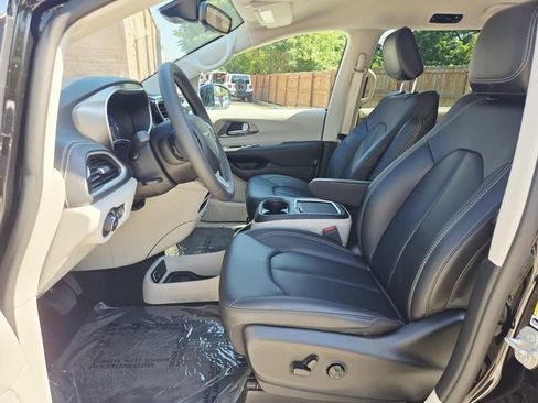 Certified 2024 Chrysler Pacifica Touring-L AWD/4WD image 11