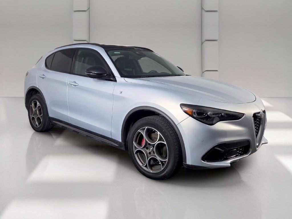 Used 2024 Alfa Romeo Stelvio Ti AWD/4WD image 2