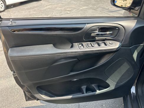 Used 2017 Dodge Grand Caravan SXT w/ Blacktop Package FWD image 14