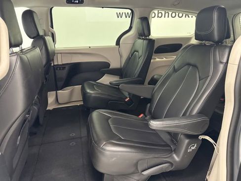 Used 2024 Chrysler Pacifica Touring-L FWD image 27