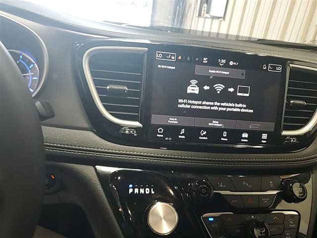 Used 2025 Chrysler Pacifica Select FWD image 9