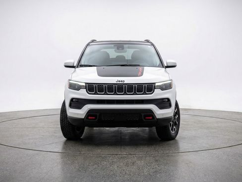 Used 2025 Jeep Compass Trailhawk AWD/4WD image 2