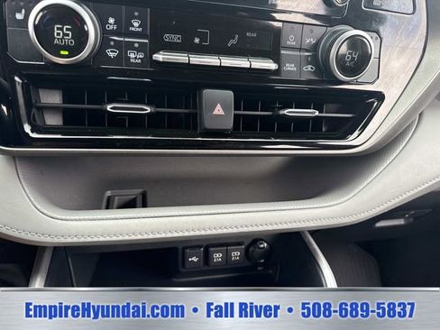 Used 2020 Toyota Highlander XLE AWD/4WD image 26