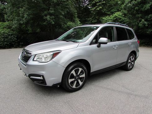 Used 2017 Subaru Forester 2.5i Premium AWD/4WD image 2