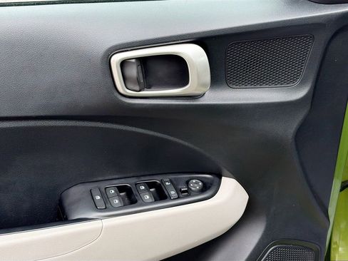 Used 2023 Hyundai Venue SEL image 17