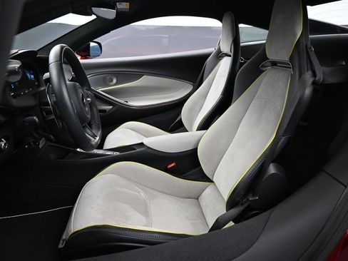 Used 2024 McLaren Artura RWD image 5