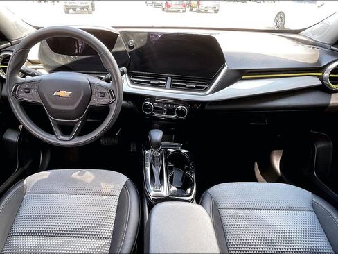 Used 2025 Chevrolet Trax LT FWD image 7