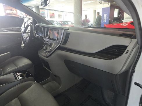 Used 2017 Toyota Sienna XLE image 14