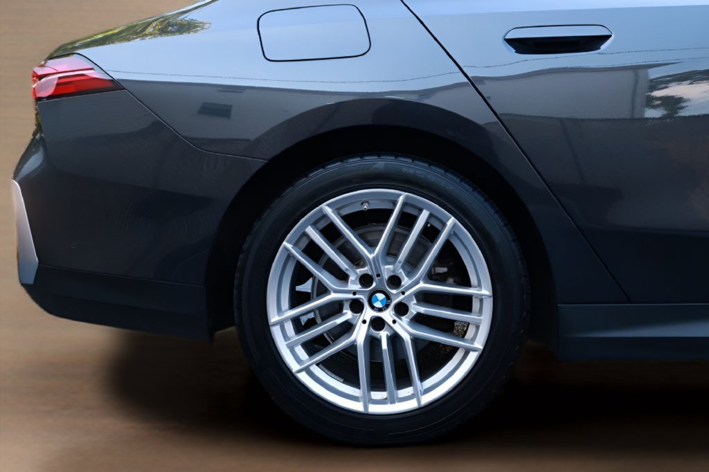 Used 2025 BMW 530i RWD image 16