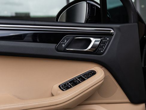 Certified 2024 Porsche Macan AWD/4WD image 22