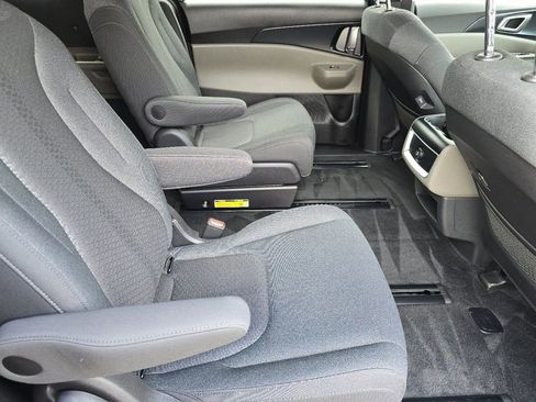Used 2026 Kia Carnival LX FWD image 18