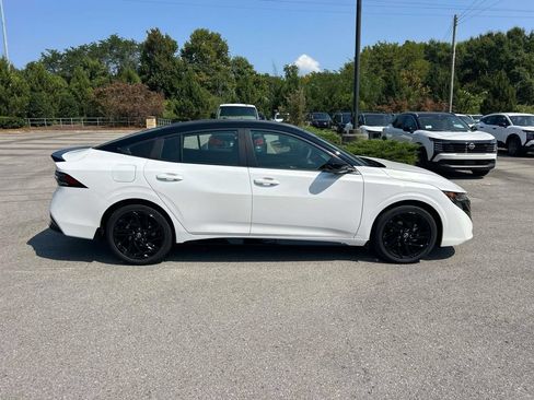New 2027 Nissan Sentra SR w/ SR Premium Package FWD image 8